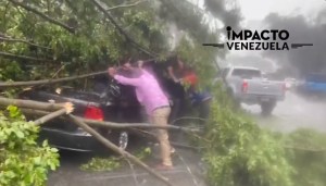 Impactante VIDEO: intentan rescatar a personas atrapadas en sus carros durante fuerte lluvia en Caracas