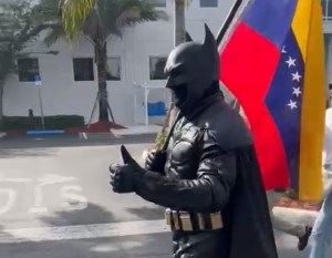 De Ciudad Gótica a Miami, el Batman criollo se unió a la lucha venezolana y votó en la Primaria (Video)