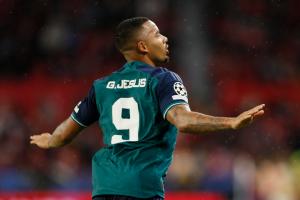 Arsenal dio paso importante hacia los octavos frente a un Sevilla que no se rindió