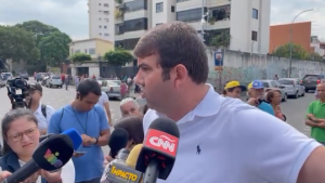 “¡Fuera, fuera!”: Caraqueños abuchearon y corrieron a Prosperi en el centro de votación donde le tocaba sufragar (VIDEO)