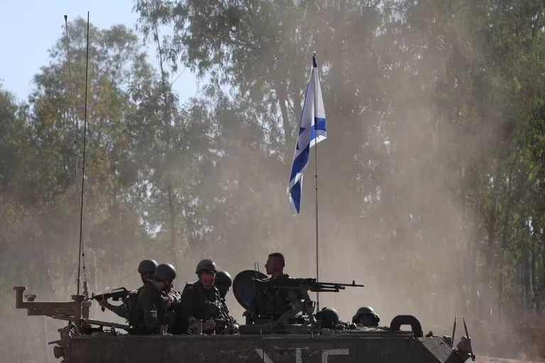 Tras dos días de combate con Hamás, el ejército de Israel se acerca a la capital de Gaza