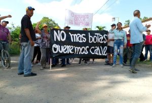 Habitantes de La Mariposa en Valencia exigen asfaltado: “Los niños llegan embarrialados a la escuelita”
