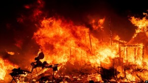 Alerta en el sur de California: Enorme incendio forestal obliga a evacuar a miles de personas