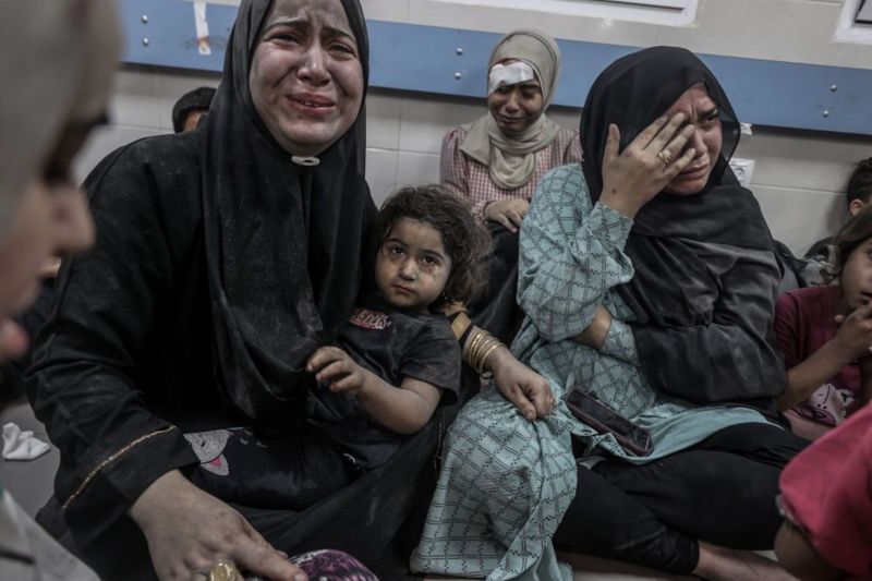 Qué se sabe del ataque a un hospital en Gaza que dejó cientos de muertos y del que se culpan mutuamente israelíes y palestinos