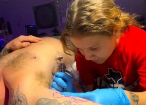 Niña de Texas es la tatuadora más joven del mundo: atiende a sus clientes con los ojos vendados (VIDEO)