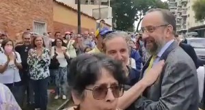 ¡Sí se puede!: Con aplausos recibieron a Jesús María Casal en su centro de votación para la Primaria (Video)