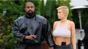 Esposa de Kanye West luce escandaloso impermeable transparente… ¡y no llevaba ropa interior!