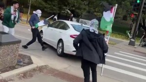 VIDEO: Arrolló a un grupo de manifestantes propalestinos en Minneapolis y se dio a la fuga