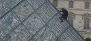 Seudo activistas vandalizaron pirámide de Louvre en París (VIDEO)