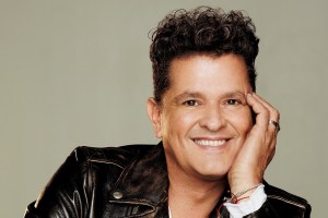 VIDEO: Carlos Vives mostró cómo se reparten abrazos gratis en Boston