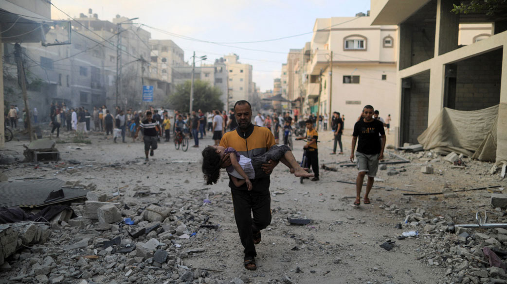 Sube a 2.215 el número de palestinos muertos en Gaza por los bombardeos israelíes
