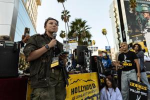 Actores de Hollywood celebraron el final de la huelga frente a los estudios