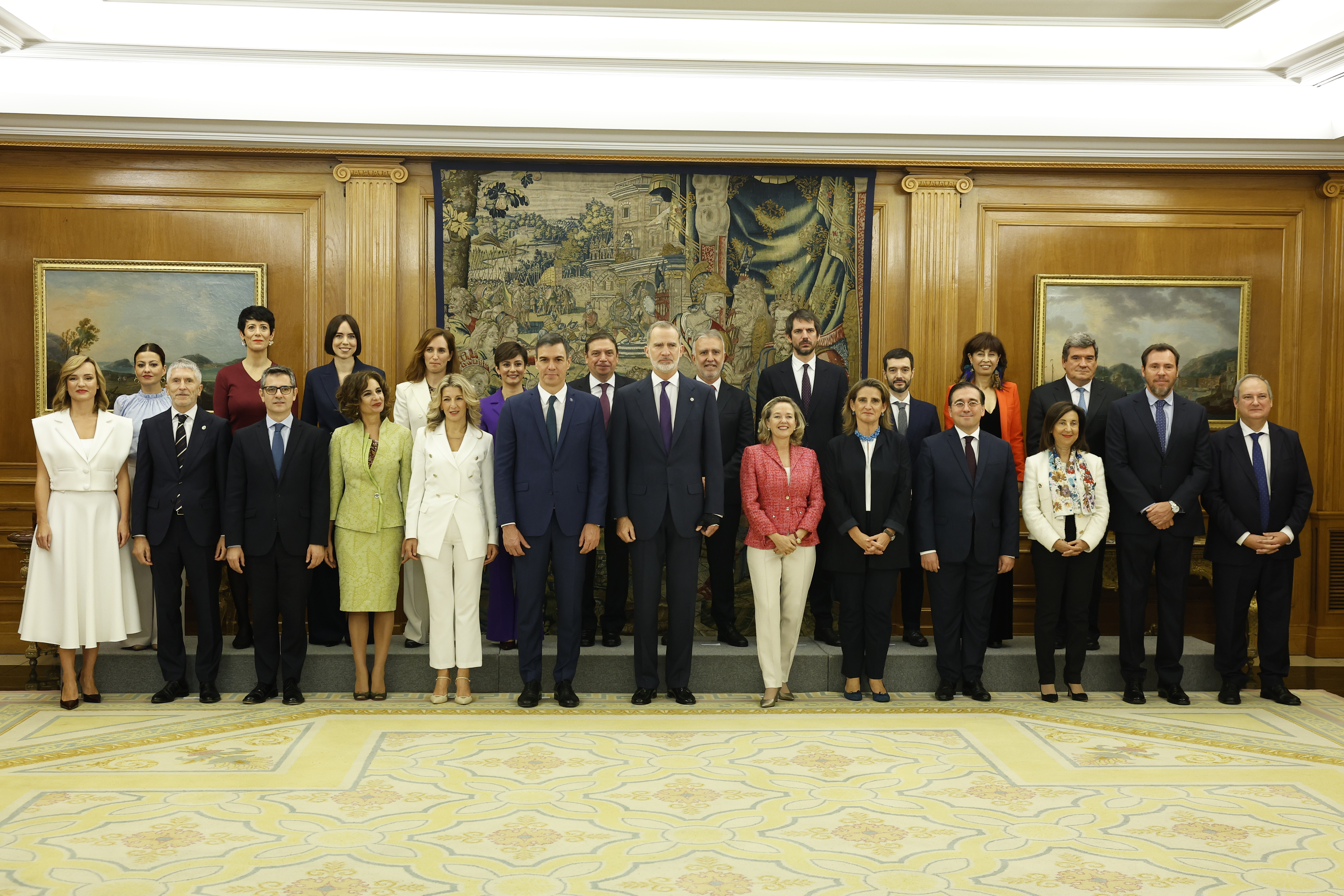 Los 22 ministros del nuevo Gobierno de España prometen sus cargos ante el Rey (FOTOS)