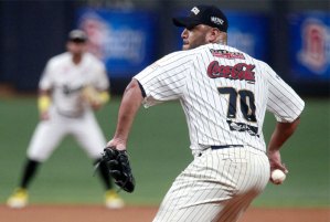 Leones sometió a Tiburones con destacada labor de Albert Suárez en el montículo