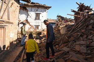 Más de 130 muertos y 110 heridos tras un terremoto de magnitud 6,4 en Nepal