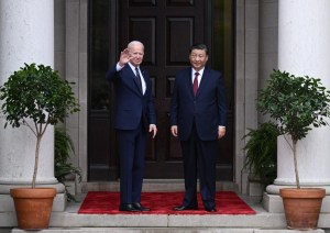 Biden y Xi Jinping iniciaron su reunión sonrientes y con un apretón de manos