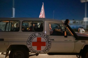 Presidenta de la Cruz Roja se reúne en Israel con familias de rehenes de Hamás