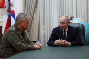 Putin advirtió con cinismo contra la injerencia occidental mientras condecoraba a funcionarios electorales