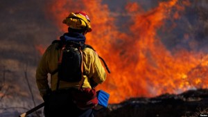 Bomberos logran contener una parte del enorme incendio forestal en el sur de California