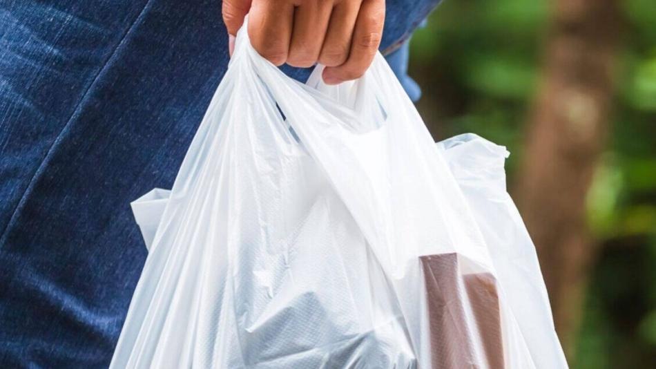 Los estados que prohibirán las bolsas de plástico para 2024 en EEUU