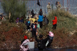 Migrantes de la caravana llegan a la frontera México – EEUU pero afrontan nuevos obstáculos