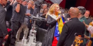 VIDEO: El increíble gesto de Adele con una bandera venezolana durante concierto en Las Vegas