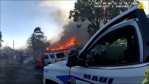 Los 16 minutos de terror durante la evacuación de emergencia por los incendios en Maui (VIDEO)