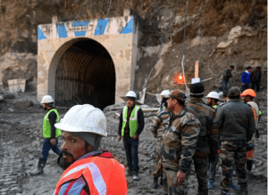 Más de treinta trabajadores quedaron atrapados tras derrumbe de un túnel en construcción en India