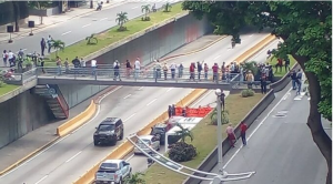 Jubilados de Pdvsa trancan la avenida Libertador de Caracas exigiendo que “aparezca el dinero del fondo de pensiones”
