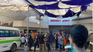 Emiratos comienza a trasladar un hospital de campaña al sur de Gaza desde Egipto