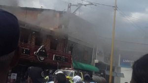 VIDEO: rescataron con vida a cuatro trabajadores afectados por incendio en panadería de Valencia