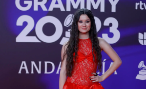 Entre lágrimas, la venezolana Joaquina alzó su premio como Mejor Nuevo Artista en los Latin Grammy