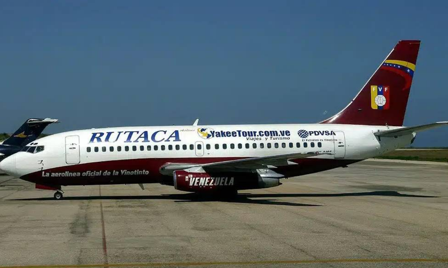 Avión de la Vinotinto por fin despegó tras horas de espera para abastecer combustible en Lima