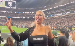 SE NOS alocó: Modelo de OnlyFans se peló las lolas en un partido de la NFL y fue expulsada del estadio (VIDEO)