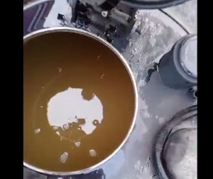 VIDEO: Denuncian despacho de combustible contaminado en bomba de La Bandera
