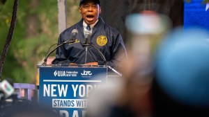 Alcalde de Nueva York restringe la llegada de nuevos autobuses con migrantes