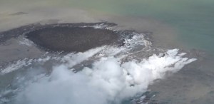 Nueva isla emerge tras la erupción de un volcán en Japón (Video)