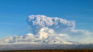 VIDEOS: El volcán activo más alto de Eurasia provocó potente erupción y causó estado de alerta máxima