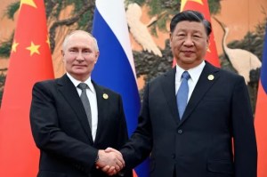 Rusia y China estrechan su vínculo: Putin pidió mayor cooperación en satélites militares y armamento