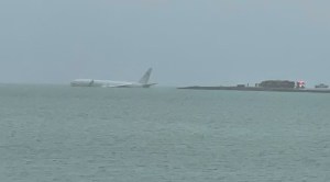 FOTO: Avión Poseidon de la Marina de EEUU se salió de la pista y terminó en una bahía de Hawái