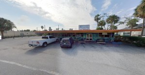 Conmoción en Florida: Anciano murió después de ser atropellado varias veces por su hijo afuera de un bar
