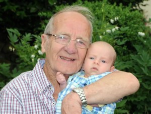 Murió el padre más longevo de Reino Unido: Tuvo un bebé a los 78 años con su amante de 25