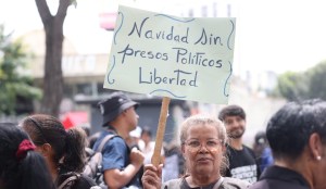 “¡Cumplan con la palabra!”: Familiares de presos políticos en Venezuela esperan por liberaciones tras negociaciones