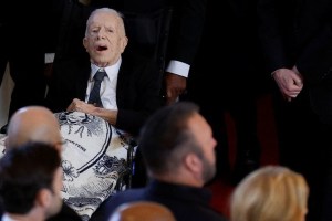 El expresidente Jimmy Carter da el último adiós a su esposa Rosalynn