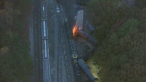 El descarrilamiento de un tren desató un voraz incendio en Atlanta (VIDEO)