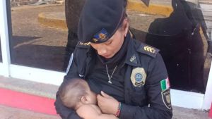 Policía amamantó a un bebé en Acapulco que llevaba más de 48 sin comer tras paso del huracán Otis (FOTO)