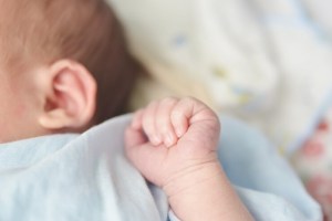 ¿Por qué no se le debe poner el nombre de los padres a un bebé?