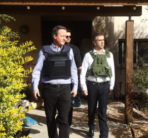 David Cameron visita Israel y recorre una de las comunidades masacradas por Hamás