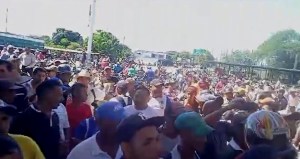 Conductores en Apure arman sampablera para rechazar control de la venta de combustible por parte de colectivos