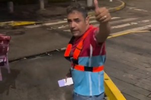 VIRAL: Ni el gas lacrimógeno de las protestas en Panamá frenó a delivery venezolano para entregar pedido (VIDEO)